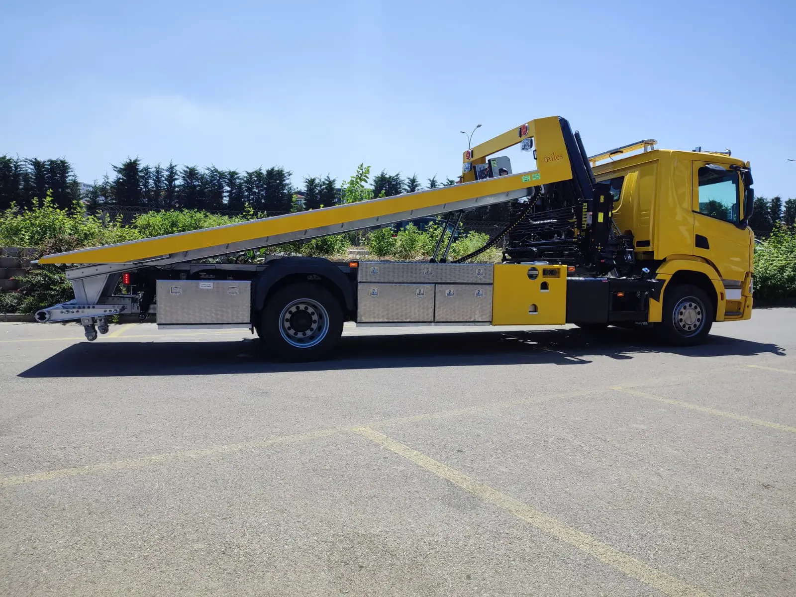 Crane Equipped Recovery Truck visual 1
